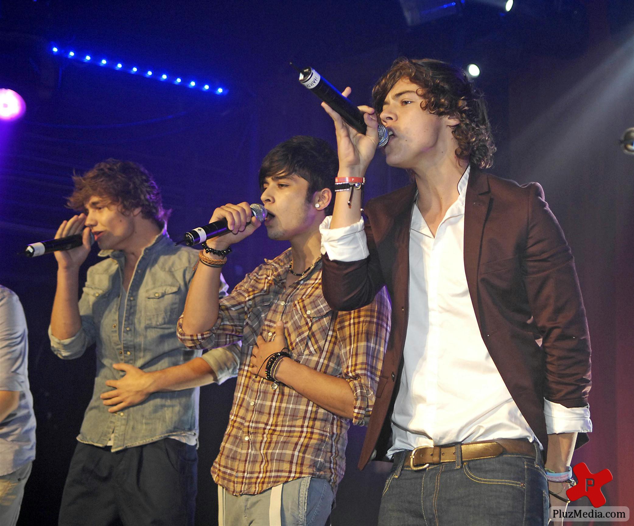 One Direction perform live at G-A-Y nightclub photos | Picture 80763